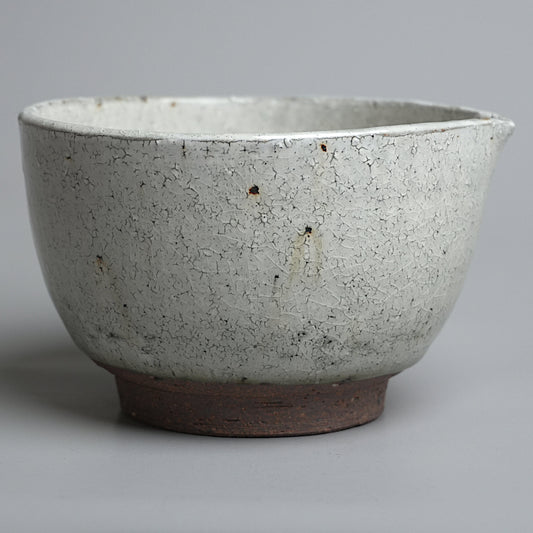 Kohiki Crackle Matcha Bowl with Pour Spout, Tomohiro Suzuki (Kyoto)