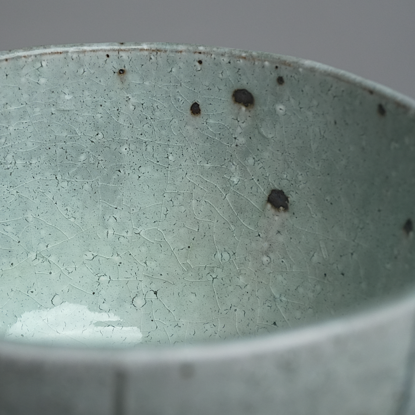 Seafoam Crackle Stripe Matcha Bowl with Pour Spout, Tomohiro Suzuki (Kyoto)