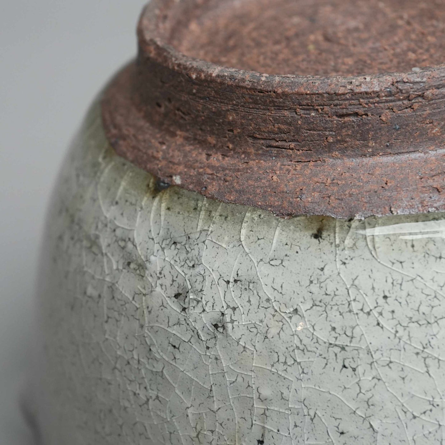 Kohiki Crackle Matcha Bowl with Pour Spout, Tomohiro Suzuki (Kyoto)