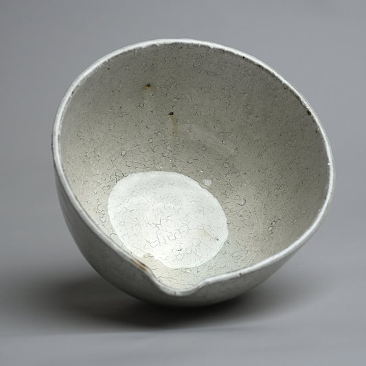 Kohiki Crackle Matcha Bowl with Pour Spout, Tomohiro Suzuki (Kyoto)