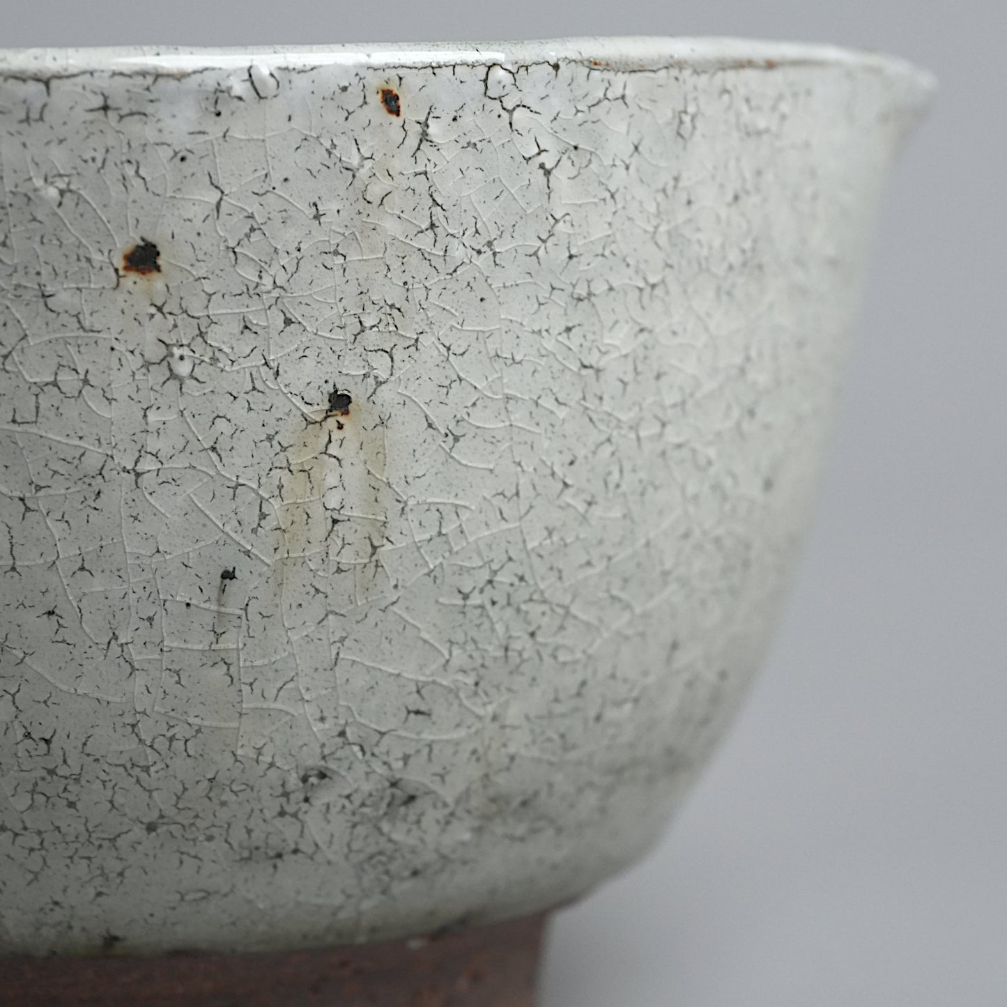 Kohiki Crackle Matcha Bowl with Pour Spout, Tomohiro Suzuki (Kyoto)