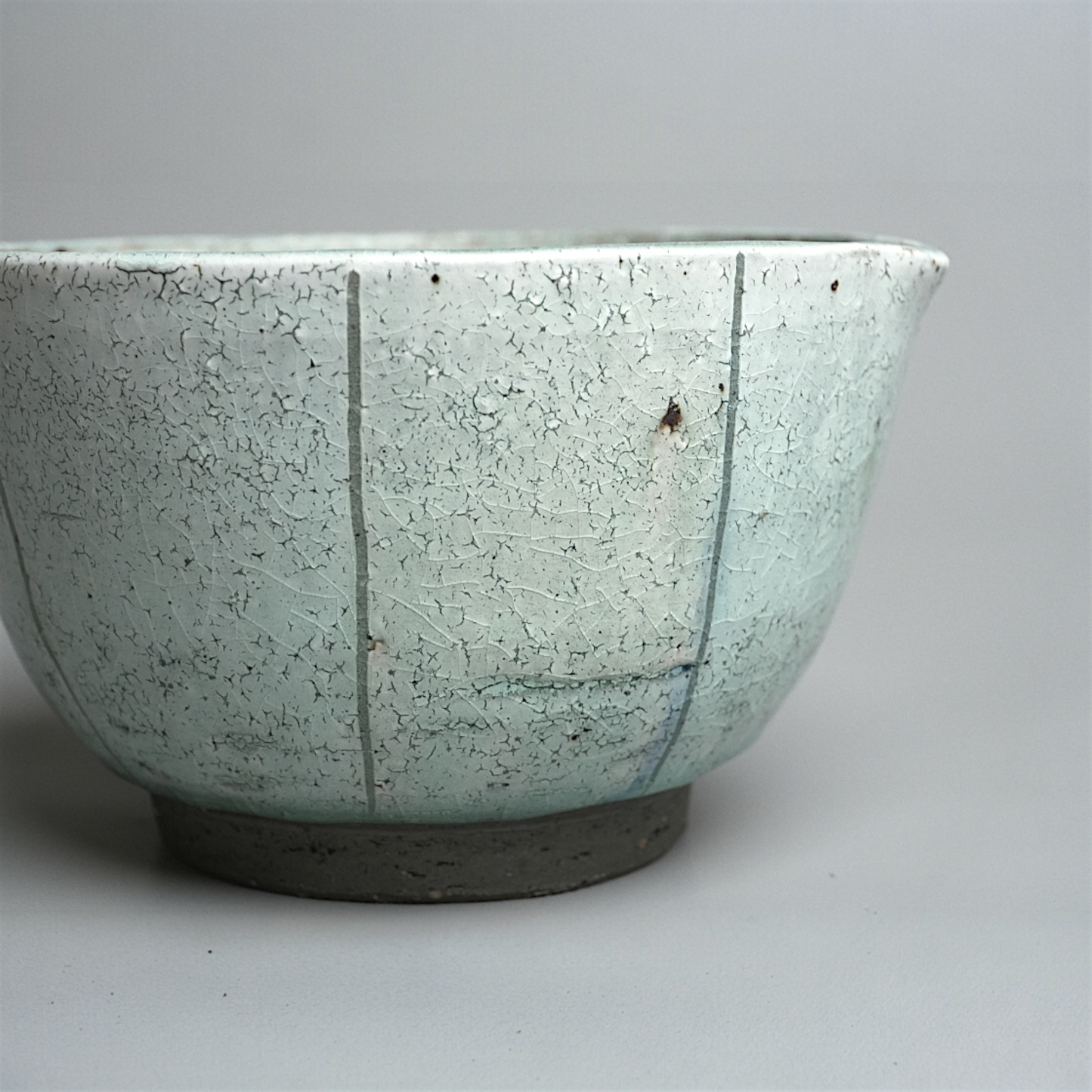 Seafoam Crackle Stripe Matcha Bowl with Pour Spout, Tomohiro Suzuki (Kyoto)